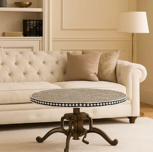 Mesa de centro redonda con incrustaciones de hueso en tonos azules y blancos, con una base de pedestal de latón macizo. Disponible a precios de mayorista. - Product Image 3