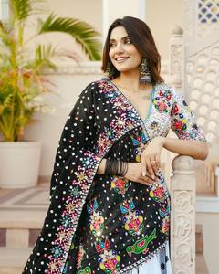 Ensemble Lehenga Choli en coton mousseline pour femme, imprimé numérique, travail de miroir, dentelle, dupatta, longueur au sol, tenue de fête et de mariage - Product Image 2