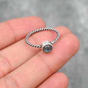 Bague en argent sterling 925 torsadée faite à la main avec pierre unique en labradorite, cadeau de bijoux - Product Image 2