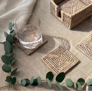Posavasos artístico de ratán tejido a mano, perfecto para añadir un toque único hecho a mano a cualquier presentación de mesa de comedor o café. - Product Image 2