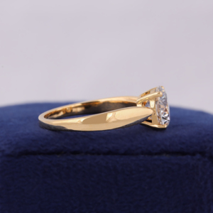 Bague en diamant cultivé en laboratoire certifié IGI de 2,00 carats : Bague solitaire en or jaune 10 carats - Product Image 2
