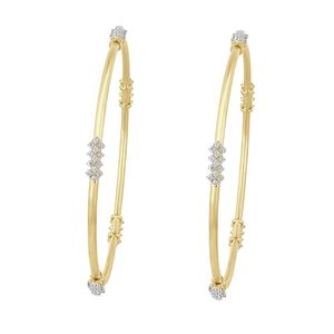 Bracelet jonc en or jaune avec cinq grappes de diamants de laboratoire - Product Image 1
