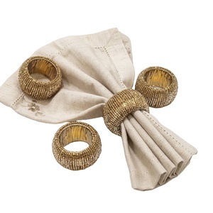 Elegantes servilleteros hechos a mano con cuentas doradas, juego de 12 soportes decorativos para servilletas para cenas de boda y decoración de mesa - Product Image 1