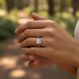 Bague de fiançailles en or massif 10K 14K 18K avec diamant de laboratoire taille coussin de 2 carats et diamant taille rond de 0,29 carat, sangle fendue en E et pavé - Product Image 6