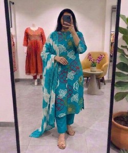 ชุดสัลวาร์ คามีซ ผ้าฝ้ายแบบดั้งเดิมสำหรับผู้หญิง พร้อมผ้าคลุมไหล่ สีเขียว สวมใส่สบาย สไตล์อินเดีย ปากีสถาน ความยาวระดับข้อเท้า ทรงหลวม SHAGUN 85387 - Product Image 1