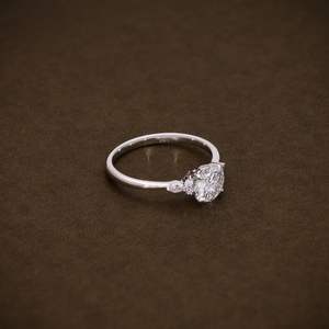 Bague de fiançailles en diamant de laboratoire taille brillant rond avec pierre centrale certifiée IGI et diamants latéraux ronds et marquise - Product Image 5