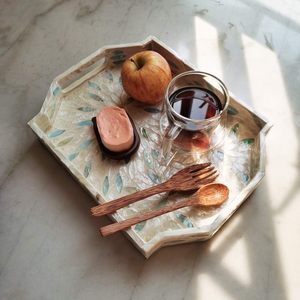 Plateau de service en nacre de 13 pouces avec poignées, bleu et beige, incrustation de coquillages, plateau en bois, plateau géométrique en mosaïque - Product Image 3