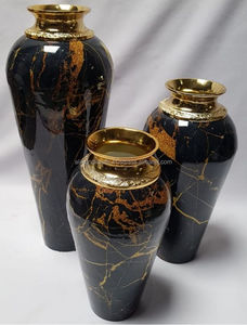 Urna de Metal con Acabado Negro – Florero con Acabado Esmaltado para Jardines de Mansiones y Boutiques Históricas - Product Image 1