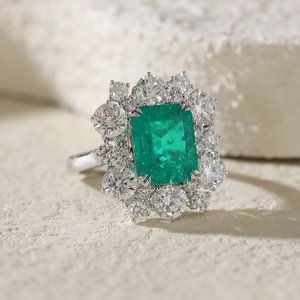 Anillo de compromiso de esmeralda colombiana de laboratorio con corte esmeralda de 3 quilates, oro blanco de 18K, engaste de doble garra, halo de diamantes de laboratorio, anillo llamativo - Product Image 4