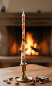 Elegante obra de arte floral pintada a mano con rosas y flores silvestres en tonos pastel suaves, que ofrece un aspecto artesanal de primera calidad. - Product Image 4