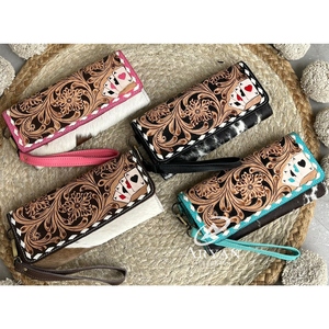 Nouveau portefeuille artisanal en cuir véritable de vachette, motif floral et cartes à jouer, fait main, style western, avec dragonne pour femme - Product Image 1