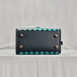 Bolso de Mano de Cuero Genuino de Lujo Venus Leathers, Diseño Duradero con Cierre de Cremallera y Asa Superior, Patrón a Cuadros Negro y Verde Azulado, Ideal para Viajes - Product Image 5