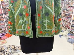 Chaqueta de terciopelo verde con bordado floral y cuello mandarín para mujer, ropa de otoño, manga larga, diseño elegante, regalo para ella. - Product Image 3