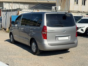 Grand Starex 2018, Plateado, Diésel, 3 Pasajeros, Furgoneta de Pasajeros Usada, Minivan Familiar, Transporte de Personas - Product Image 2