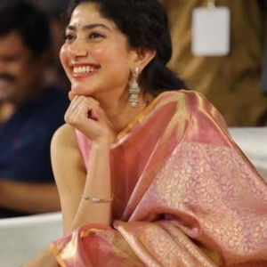 Sari Banarasi de Seda con Arte Textil Tejido en India - Product Image 1