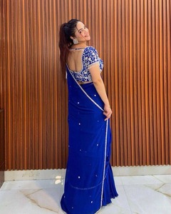 Ensemble Lehenga Choli en soie et brocart de qualité supérieure pour les célébrations, les banquets et les rassemblements formels, disponible à prix d'exportation - Product Image 4