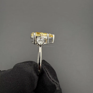 Anillo de Diamantes Amarillos con Corte de Pera y Diamantes Laterales en Oro Blanco, Anillo de Compromiso de Lujo, Elegante Joya Fina para Regalo - Product Image 3