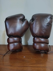 ถุงมือชกมวยหนังแท้สไตล์โปร งานแฮนด์เมดคุณภาพพรีเมียม สำหรับฝึกซ้อมและแข่งขัน  สี ขนาด และโลโก้สามารถกำหนดเองได้ - Product Image 1