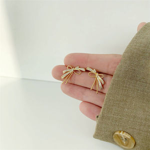 ต่างหูเงินแท้ 925 ประดับเพชรซิคอน ดีไซน์โบว์เก๋ไก๋ หรูหรา ทันสมัย เหมาะสำหรับผู้หญิง ใส่ไปงานปาร์ตี้ งานแต่งงาน งานหมั้น หรือเป็นของขวัญวันครบรอบ - Product Image 3