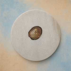 Tabla de Cortar Redonda de Mármol de Buen Diseño con Incrustaciones de Ámbar, Antideslizante, de una Sola Pieza - Product Image 2