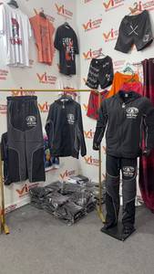 ชุดกีฬาผู้ชายแบบกำหนดเอง เสื้อแจ็คเก็ตกันลมแบบมีซิปสะท้อนแสงกันน้ำ ผลิตจากโพลีเอสเตอร์และไนลอน พร้อมกางเกงขายาวเป็นชุดเซ็ต - Product Image 5