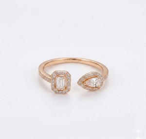 Anillo de oro de 14K estilo Toi et Moi con diamantes, esmeralda y diamantes cultivados en laboratorio en forma de pera, anillo de doble halo abierto, banda de diamantes de puño abierto - Product Image 1