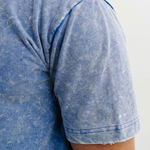 T-shirt décontracté élégant effet délavé avec texture usée et tissu respirant pour un confort quotidien en extérieur - Product Image 6