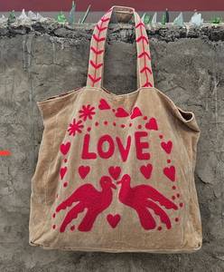 กระเป๋าโท้ทกำมะหยี่สีเบจสั่งทำขายส่ง พร้อมตัวอักษร LOVE สีแดง ลายนกพิราบ หัวใจ และลายปักดอกไม้สุดเก๋ - Product Image 3