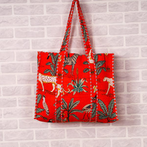 Sac fourre-tout en coton matelassé rouge, imprimé animaux de la jungle, sac à bandoulière, sac de plage réutilisable, sac de voyage, sac de shopping - Product Image 1