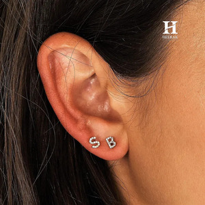 Pendientes Personalizados con Letra Inicial en Oro de 10K/14K/18K, Diamantes Cultivados en Laboratorio Certificados por IGI GIA, Joyería con Letras del Alfabeto - Product Image 5
