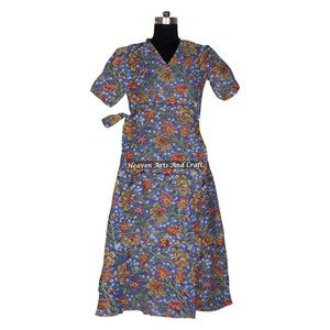 Kimono japonais imprimé bloc de peignoir en coton fleuri avec motif de fleurs pour la saison de printemps pour une utilisation à la plage et des douches d'été - Product Image 1