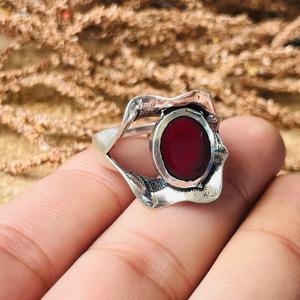 Bague Statement en Pierre Rouge pour Femme, Style Gothique Floral, en Laiton, Finition Argent Oxydé, Design Vintage Audacieux, Vente en Gros - Product Image 4