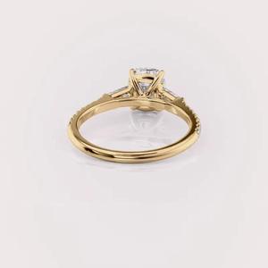 Anillo de compromiso vintage con diamante de laboratorio de corte cojín y piedras laterales en oro blanco/amarillo y oro rosa de 9K con baño de rodio - Product Image 2