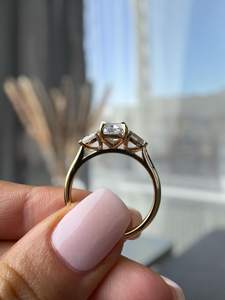 Anillo de tres piedras con diamante de laboratorio de corte cojín alargado de 1.51 CT, en oro sólido de 18K, para regalo de promesa de boda para enamorados. - Product Image 4