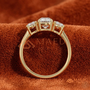 แหวนทองคำสีเหลืองทรงวงรีประดับเพชรเม็ดเดี่ยวพร้อมเพชรเม็ดกลมด้านข้าง – แหวนหรูหราดีไซน์โดดเด่น ชุบทองคำสีเหลือง ประดับเพชรสามเม็ดทรงเรเดียนท์ - Product Image 3