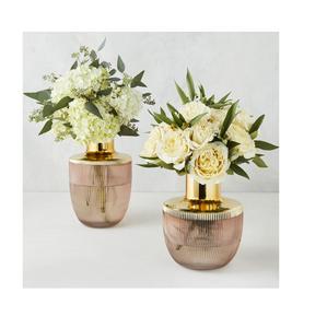 Jarrón de metal ideal para mejorar la estética de la habitación mediante elementos florales decorativos que añaden profundidad visual y textura. - Product Image 5