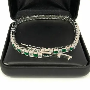 Pulsera de tenis simulada con corte princesa verde brillante, engaste geométrico de bisel en oro blanco, joyería unisex para uso diario - Product Image 1