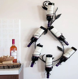 Support mural en métal doré en forme de silhouettes de bouteilles, pouvant contenir jusqu'à cinq bouteilles de vin, disponible à prix de gros. - Product Image 5