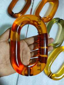 Sculpture artisanale en résine à maillons de chaîne, anneau décoratif ambre olive, ornement de table, art de bureau, accent d'intérieur - Product Image 3