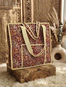 กระเป๋าผ้าแคนวาสลายดอกไม้เพ้นท์มือสไตล์มินิมอลจาก Elite Craft Studio พร้อมสายสะพาย เปิดด้านบน ใช้ซ้ำได้ทุกฤดู ผลิตในรัฐราชสถาน - Product Image 3