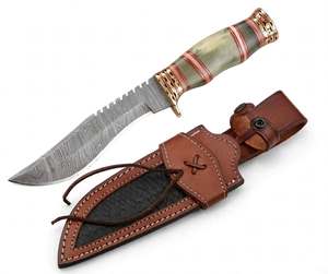 Couteau d'extérieur artisanal en acier Damas, manche en os vert, garde en laiton, étui en cuir - Product Image 1