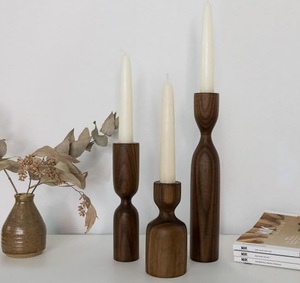 Porte-bougies en bois faits à la main avec bougies coniques – Ensemble élégant de supports décoratifs pour bougies - Product Image 1