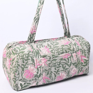 Sac de voyage matelassé floral avec motif de fleurs roses et de feuilles vertes pour les voyages et les week-ends, sacs de voyage indiens imprimés à la main - Product Image 1