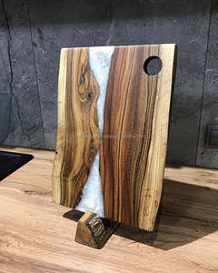 Planche à découper artisanale Planche de service en bois infusé de résine époxy - Product Image 5