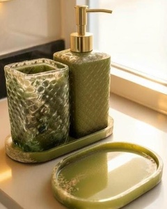 Ensemble d'accessoires de salle de bain en résine écologique de luxe avec pompe de couleur personnalisable, collection de 4 pièces peinte à la main - Product Image 1