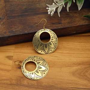 Boucles d'oreilles créoles mandala en laiton faites à la main en gros |   Boucles d'oreilles pendantes vintage gravées en forme de lotus |   Bijoux ethniques indiens bohèmes - Product Image 3