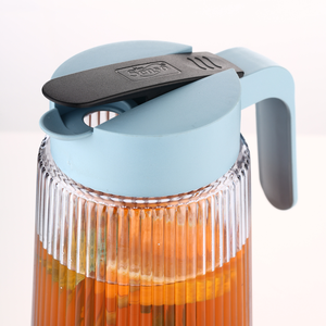 Carafe à eau en plastique transparent côtelé avec couvercle crème, poignée ergonomique, pichet de service fin cannelé pour porte de réfrigérateur, jus, thé glacé - Product Image 2