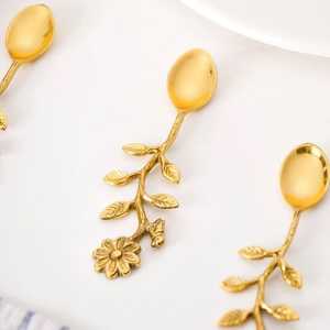 Cuillère à café et à thé en métal doré avec poignée en forme de fleur pour les mariages, prix de gros - Product Image 2