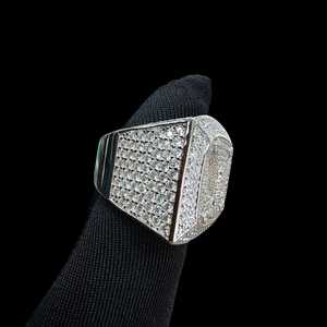 แหวนเพชรโมอิสซาไนต์แบบ Iced Out สุดหรู สไตล์ฮิปฮอปสำหรับผู้ชาย แหวนตราประทับ ความใสระดับ VVS แหวนแฟชั่นสุดอลังการ ของขวัญพรีเมียมสั่งทำพิเศษ - Product Image 3