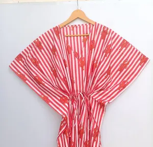 Robe maxi kaftan en coton à rayures rouges de qualité supérieure, imprimé homard, col en V bohème, manches courtes et coupe décontractée pour les vacances. - Product Image 3